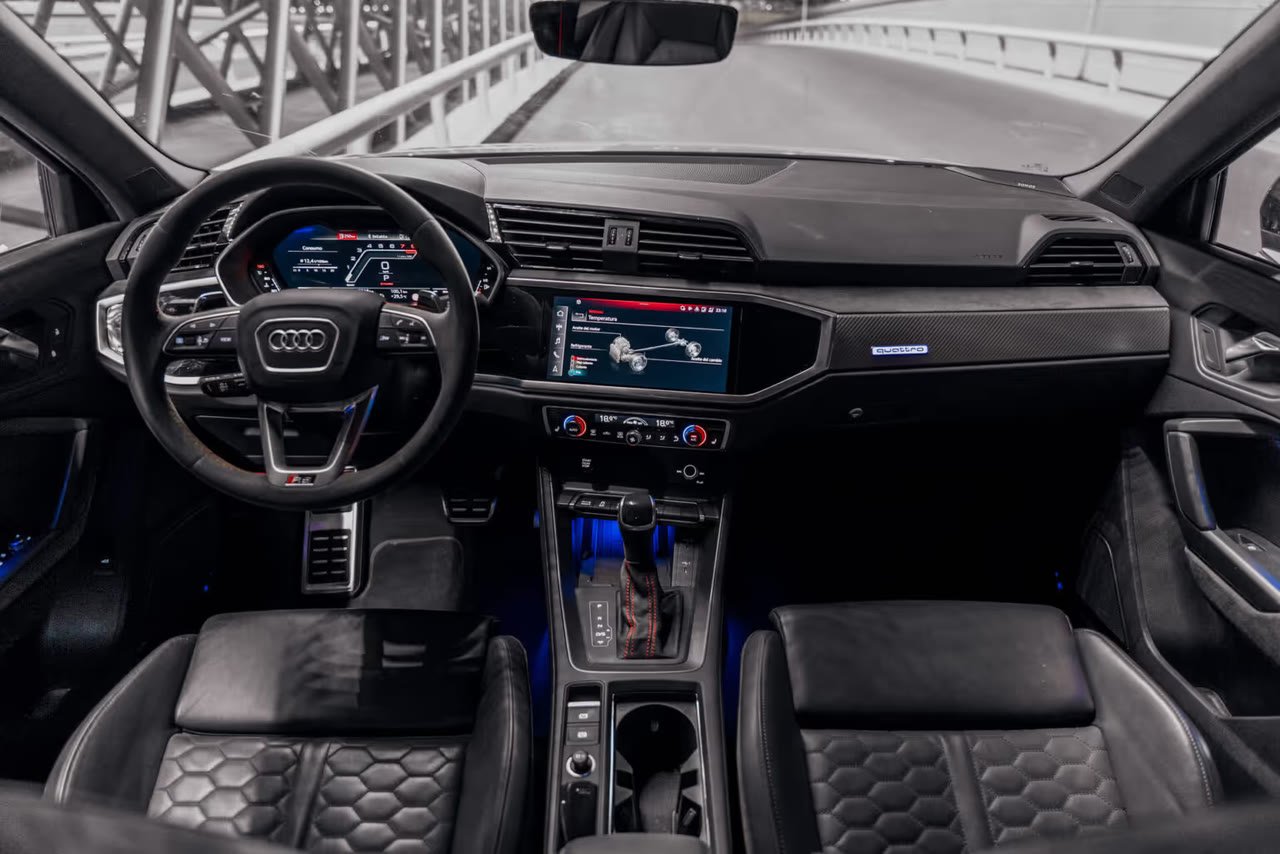 Vista desde el asiento del conductor de un Audi RS Q3 circulando por un puente